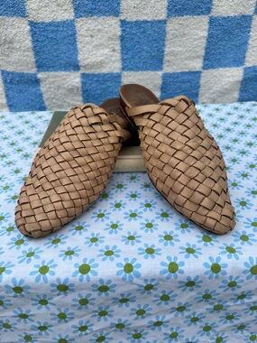 Libetre leather Woven Slip-On Mule in Tan